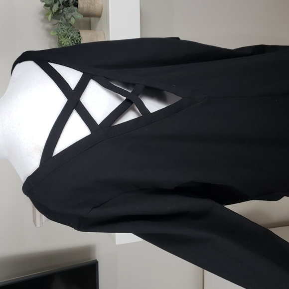 Old Navy Active Sweatshirt With Criss Cross Back - Picture 5 of 14